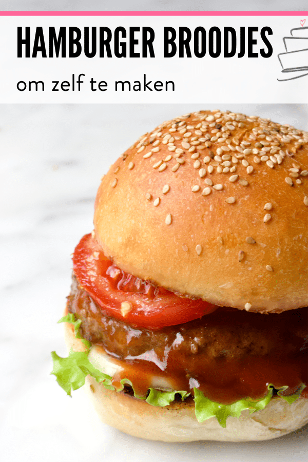 een broodje hamburger met sla, ui, tomaat en barbecuesaus met daarboven de tekst "hamburgerbroodjes, om zelf te maken'