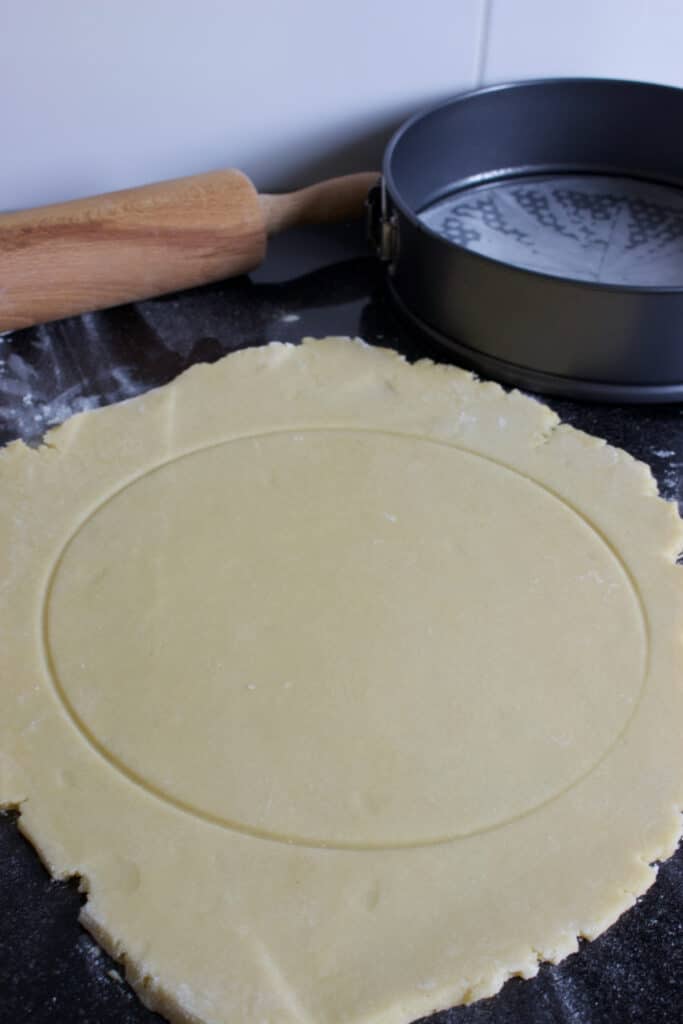appeltaartdeeg uitgerold en een cirkel erin getekend voor de bodem