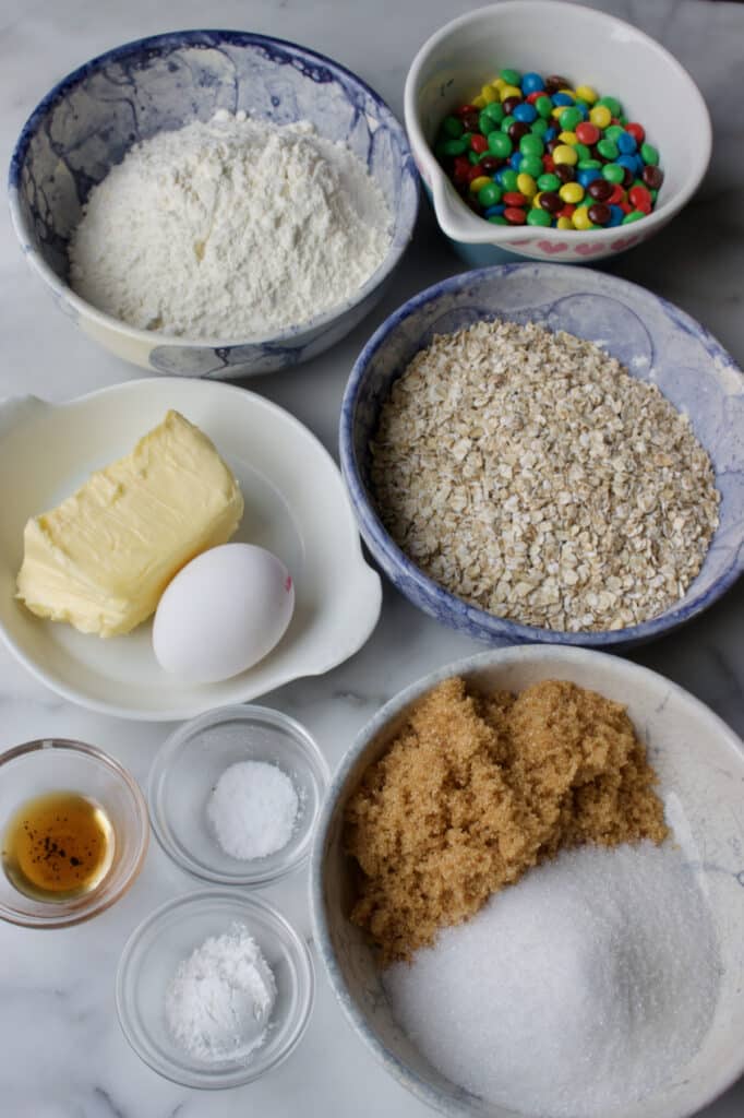 kommetjes met ingrediënten voor M en M koekjes