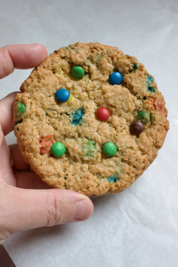 een M en M koek met mini m&m's erin