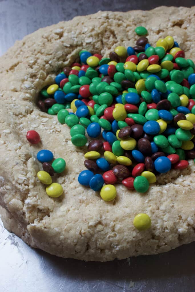m&m's toevoegen aan het deeg