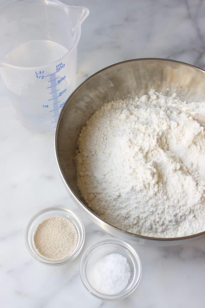 inrgediënten voor pita broodjes: water, bloem, zout en gist
