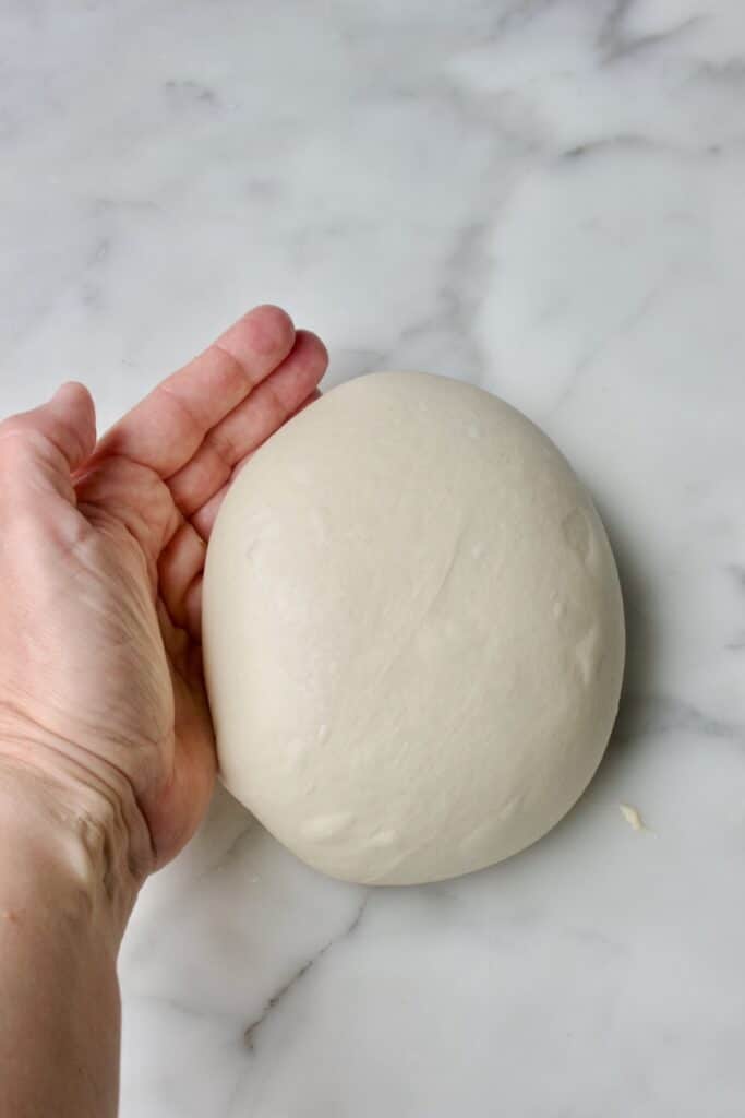 het opbollen van een stuk brooddeeg