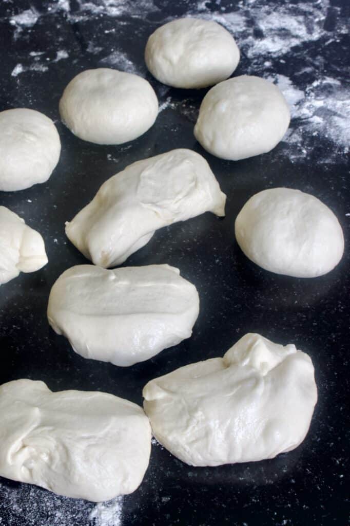 stukjes deeg klaar om deegbolletjes van te maken