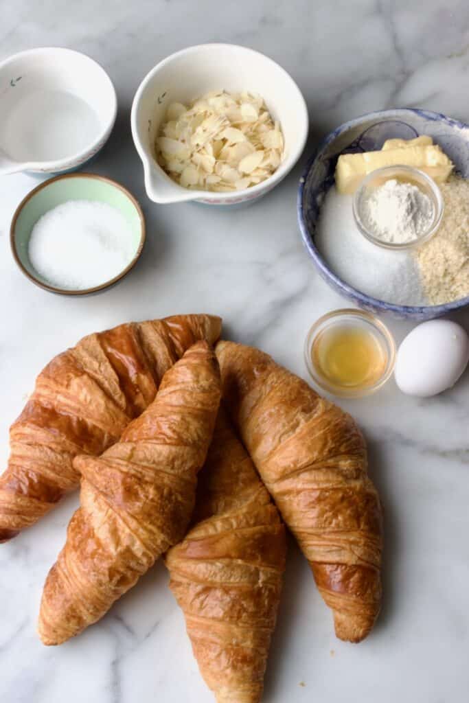 ingredienten voor amandel croissant: croissants, suiker, water, geschaafde amandelen en voor de cremevulling suiker, bloem, boter, amandelmeel, een eitje en een klein beetje rum