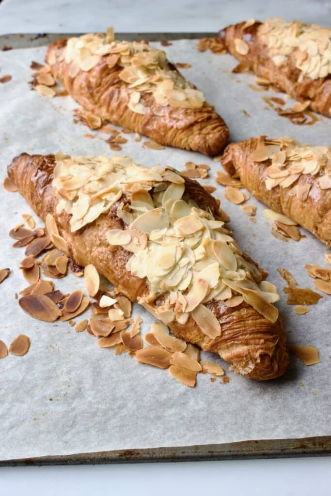 bakplaat met gebakken amandelcroissants
