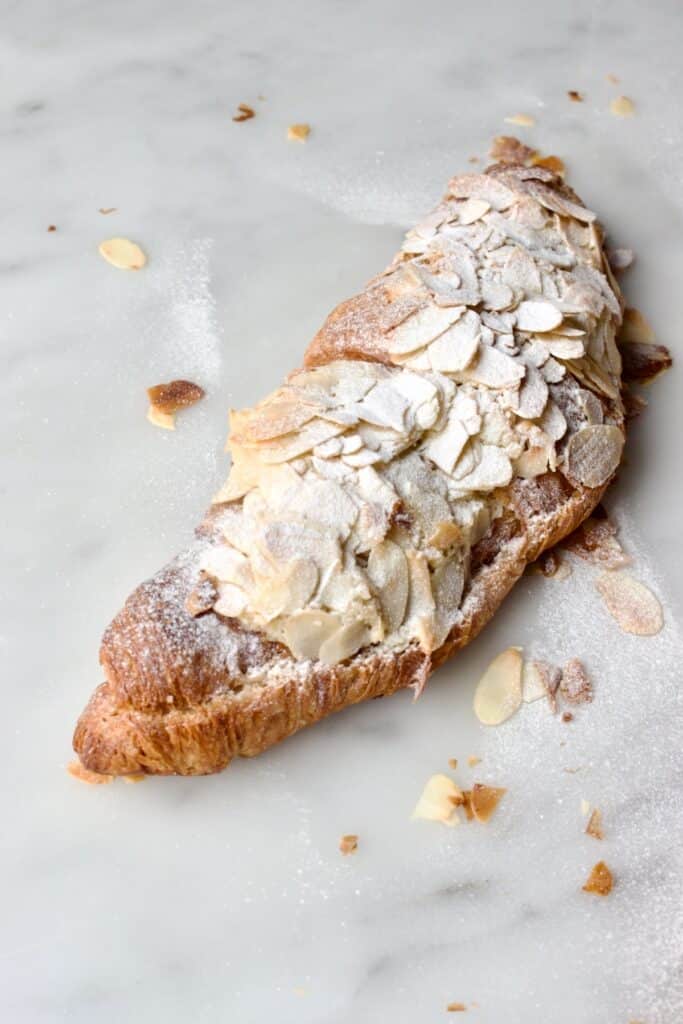 gebakken amandelcroissant bestrooid met poedersuiker
