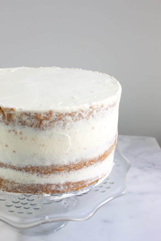 een carrot cake welke rondom bestreken is met roomkaas creme