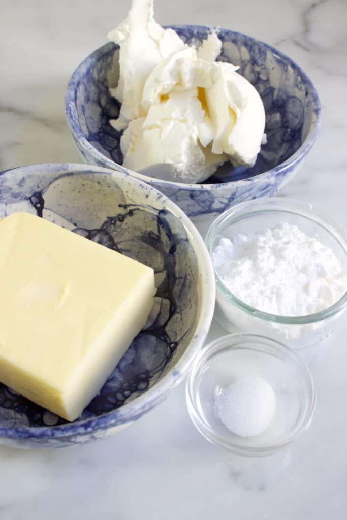 Ingredienten voor de roomkaas botercreme: Roomkaas, boter, poedersuiker en zout