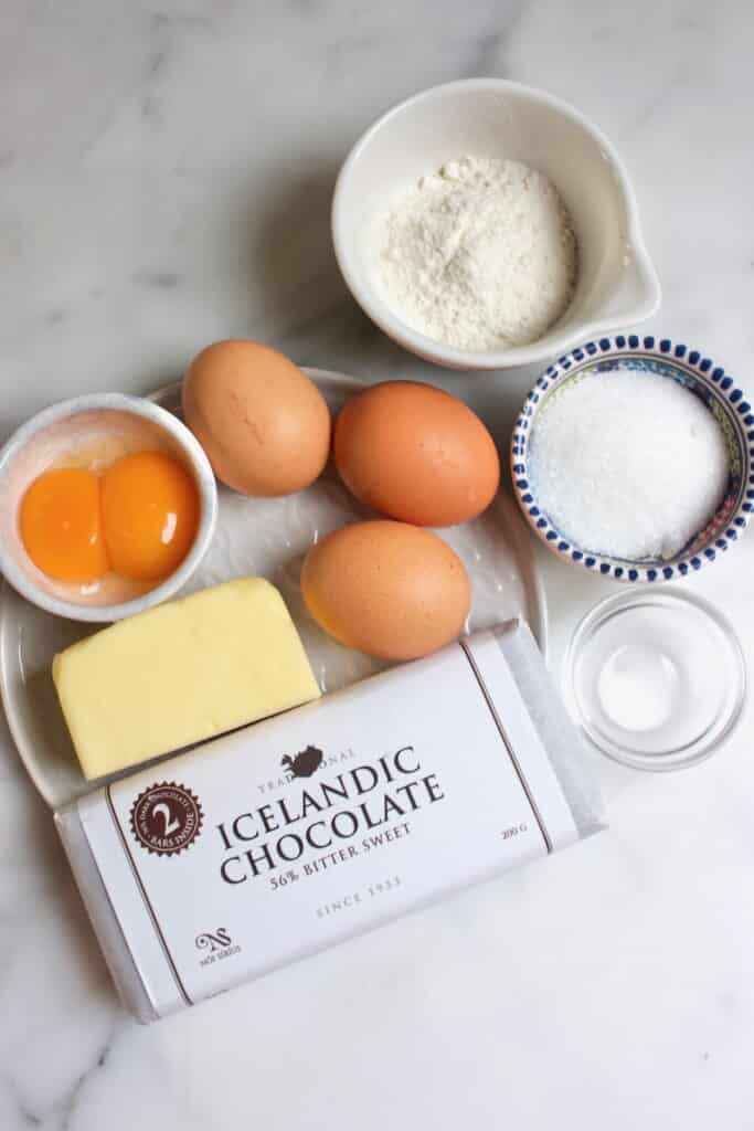 Ingredienten voor lava cake in kommetjes:
bloem, suiker, zout, eieren, eidooiers, boter en chocolade
