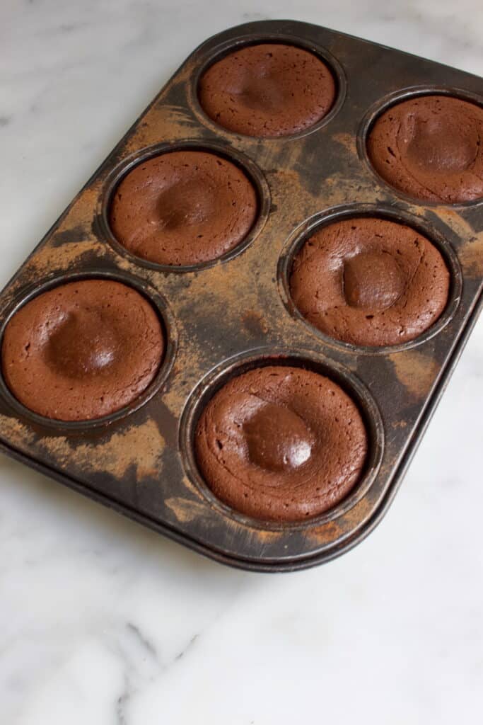 lava cakes in een muffinvorm die precies gaar zijn.