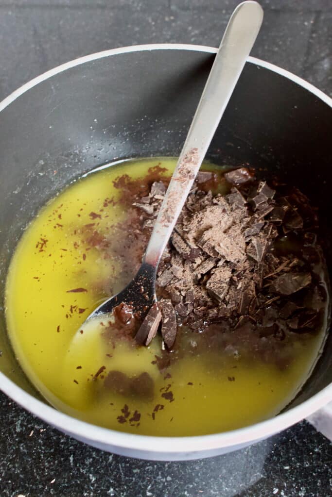pan met gesmolten boter en pure chocolade 