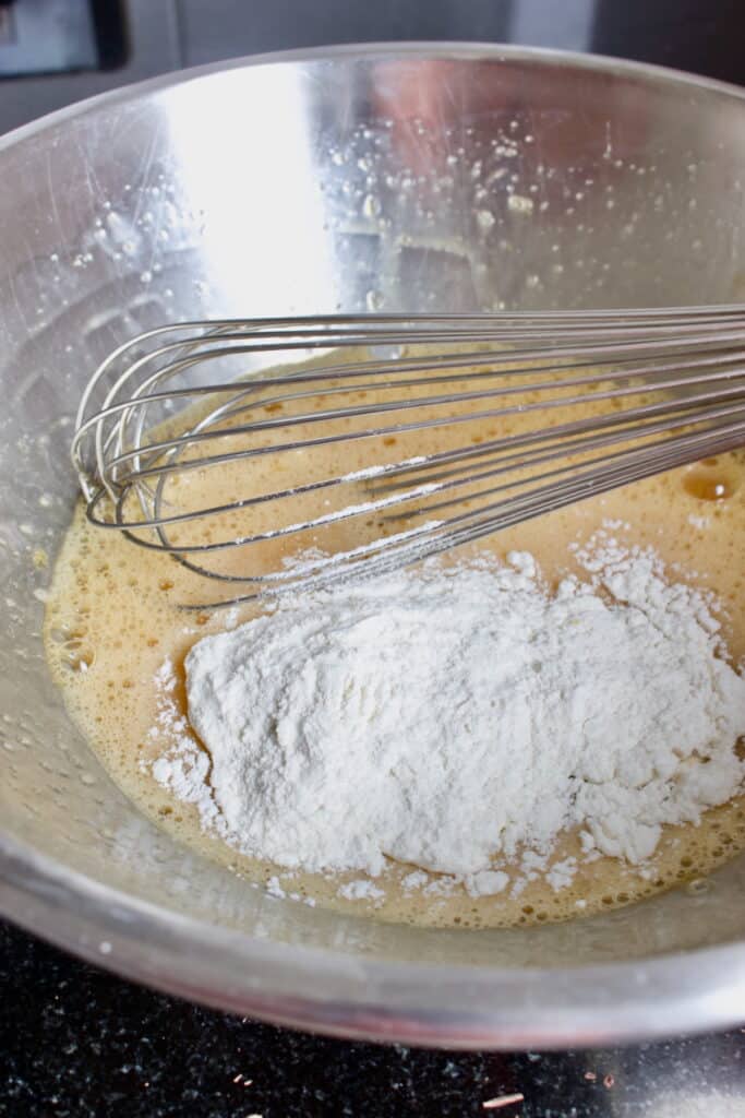 beslag maken voor lava cake: geklopt ei met suiker, zout en bloem erbij.