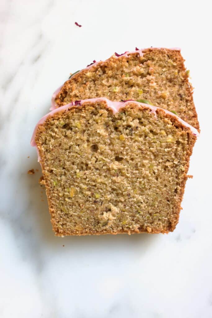twee plakjes pistache cake op een marmeren blad