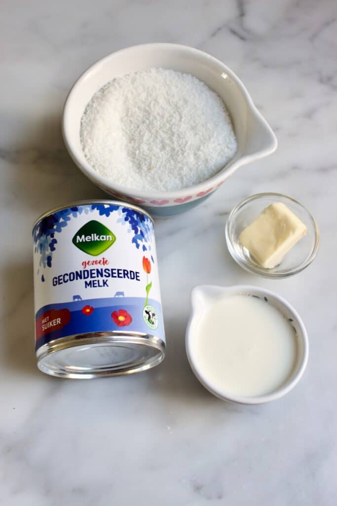 blokje gecondenseerde melk, schaaltjes met room, met boter en met kokos.