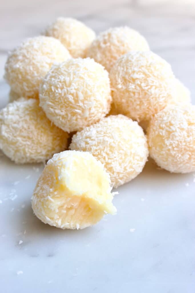 witte brigadeiros door kokos gerold.