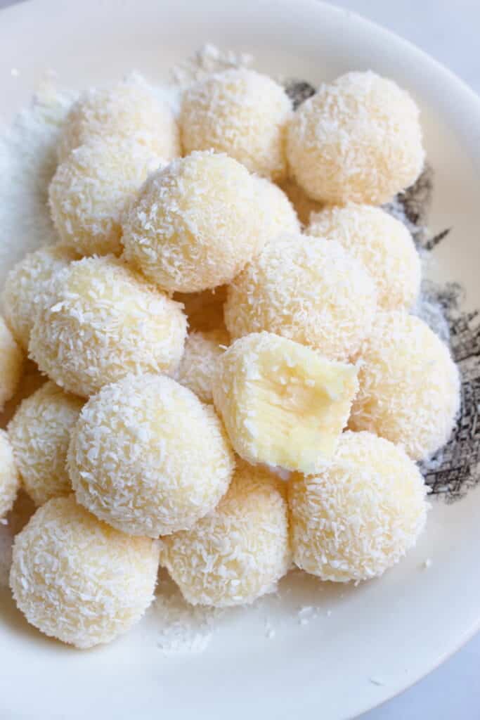 schaal met witte brigadeiros door kokos gerold.
