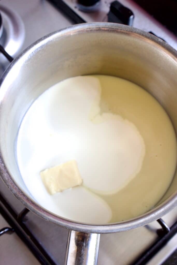 steelpan met gecondenseerde melk, room en een klontje boter