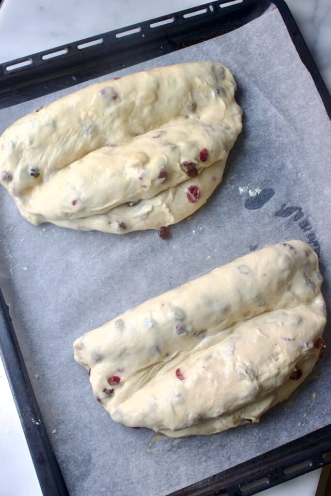 kerststol deeg op een bakplaat