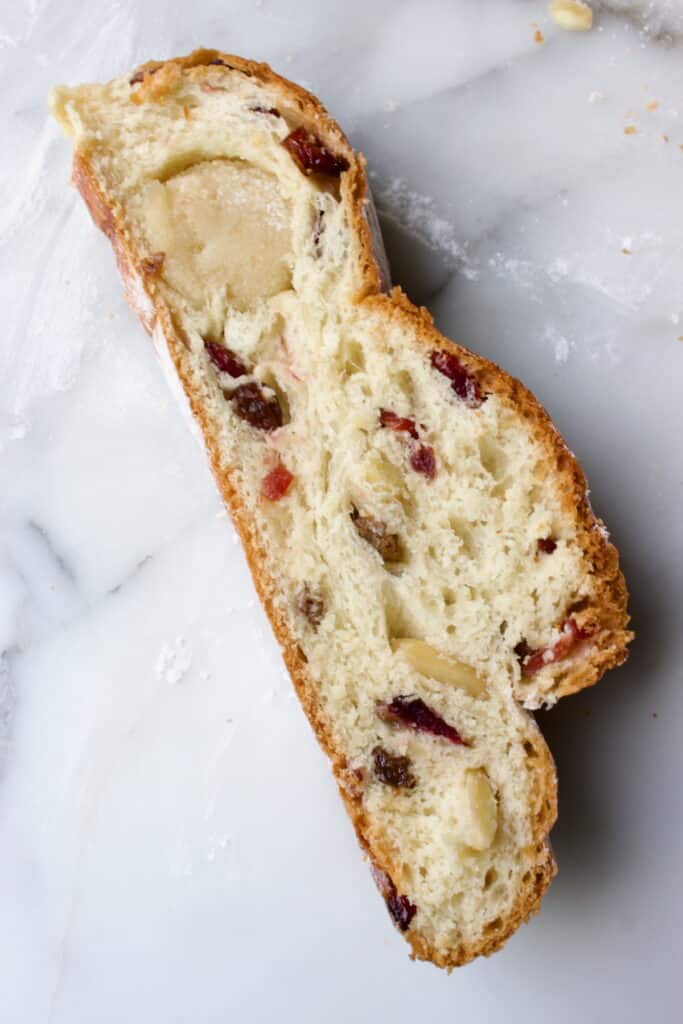 plakje kerststol gevuld met rozijnen amandelen, cranberry's en amandelspijs