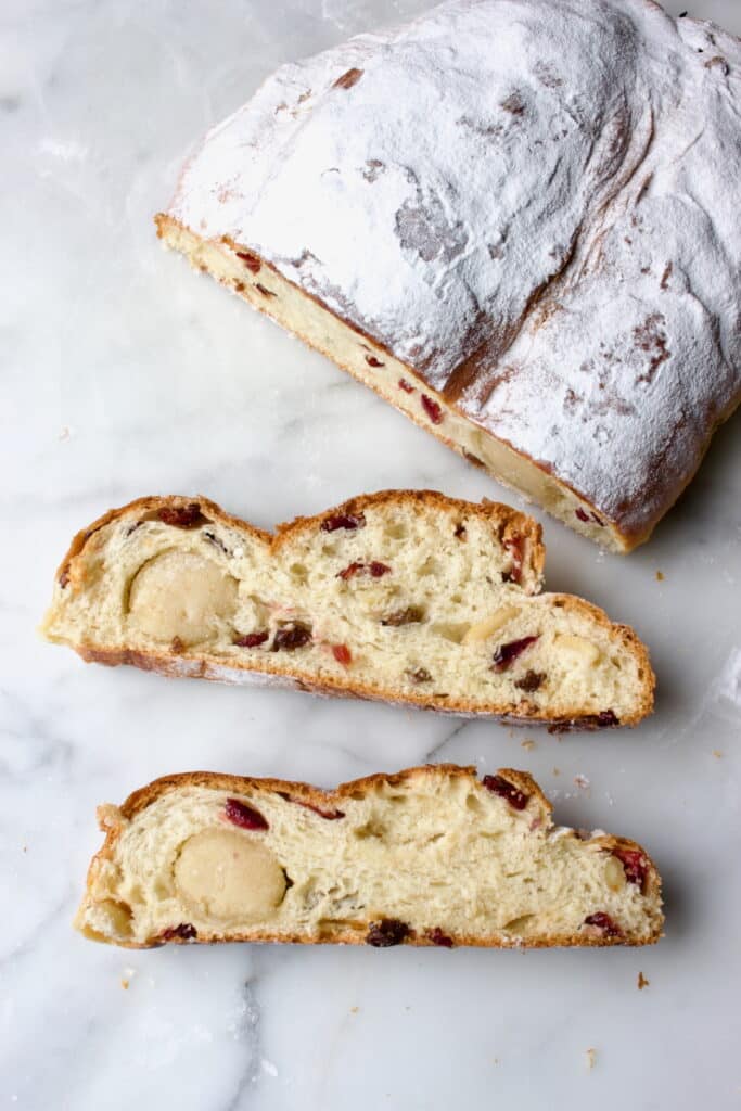 kerststol met twee afgesneden plakjes van het kerstbrood