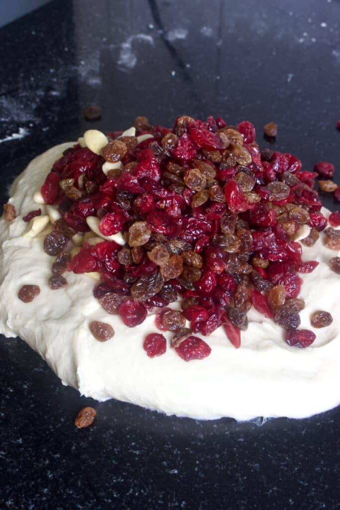 deeg met een vulling van gewelde rozijnen cranberry's en noten erop