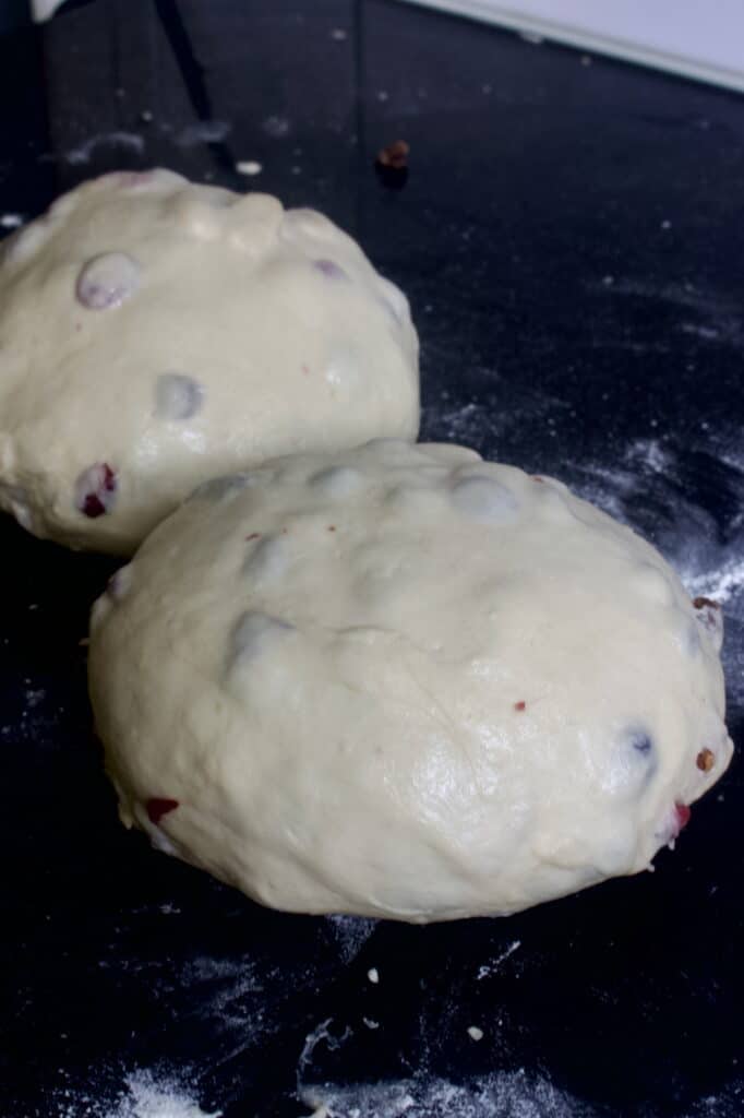 twee deegbollen voor kerststol