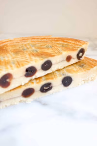 doorgesneden boterkoek met daarin amarena kersen