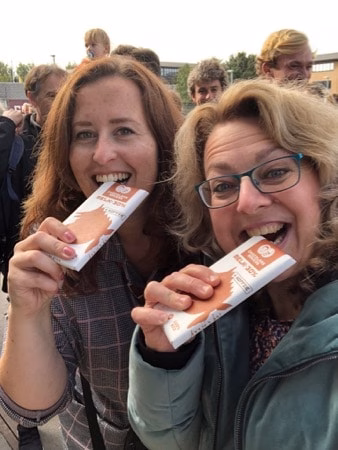 tessa en linse met de nieuwe chocoladereep