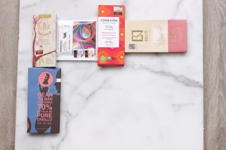 vijf verschillende bean to bar chocoalde repen om chocolade domino mee te spelen