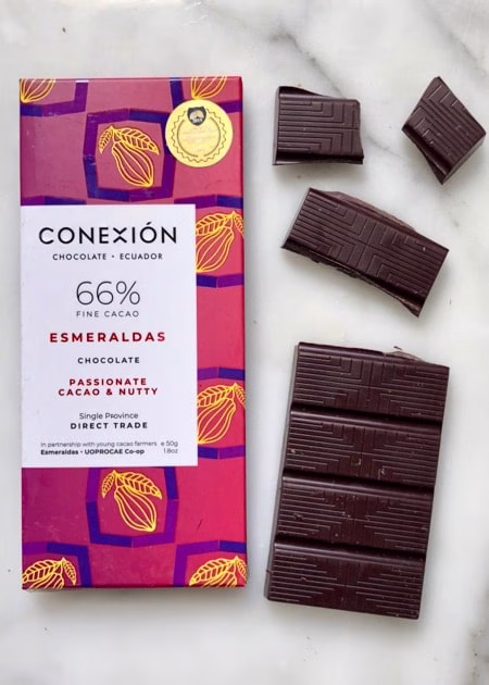 Conexión - Esmeraldas 66% . Een wikkel en stukjes van deze ecuadoriaanse chocolade reep