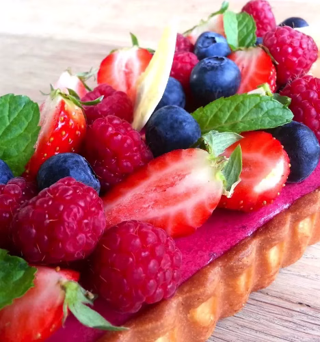 Bosvruchten bavarois op een taartbodem met frangipane