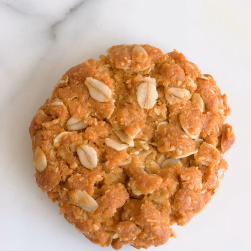 Anzac koekje op een marmeren plaat.