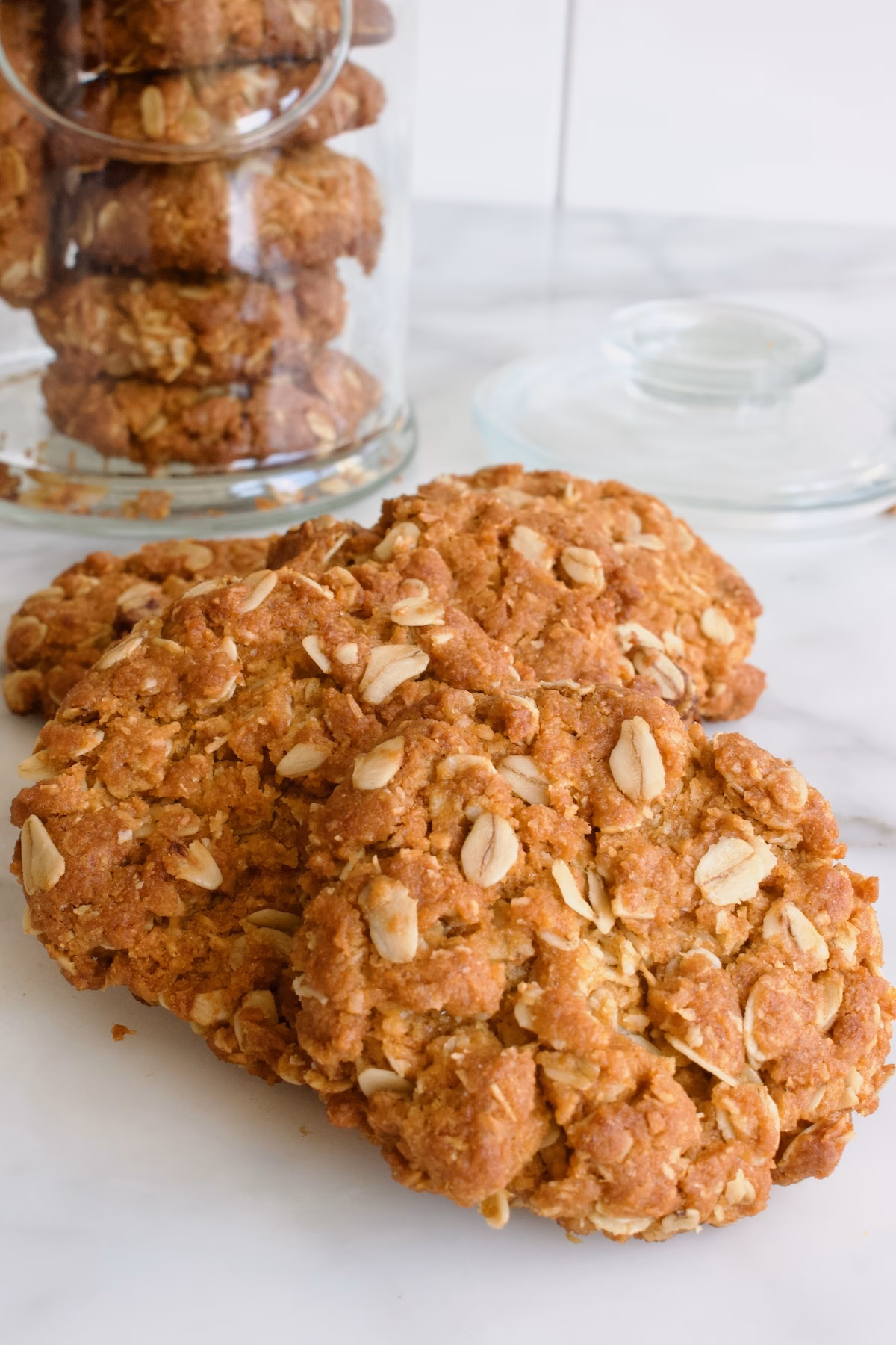 Anzac koekjes op een marmeren plaat.