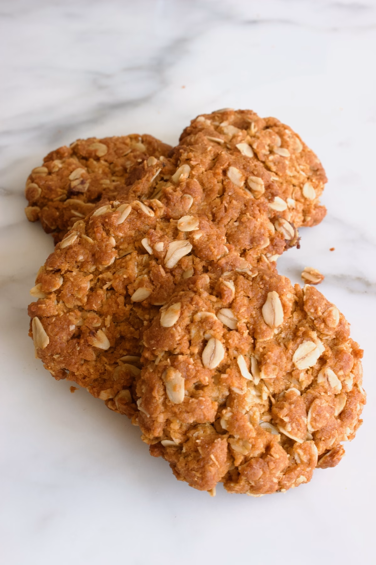 Anzac koekjes op een marmeren plaat.