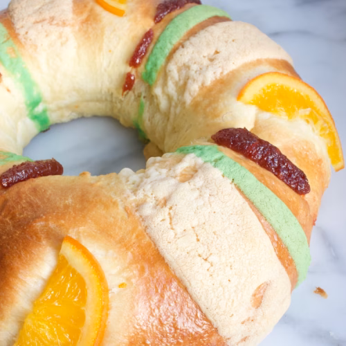 rosca de reyes, een Mexicaans driekoningen brood gedecoreerd met gekonfijt fruit